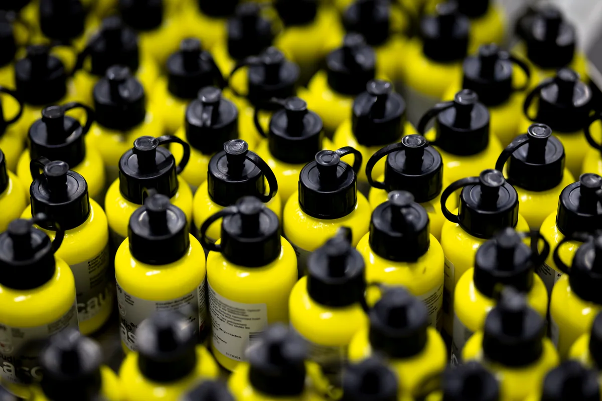 Farbherstellung in der Firma Lascaux mit Inhaberin Barbara Diethelm